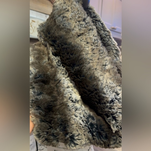 Black & white & grey fluffy faux fur pull over neck scarf Size :one size fit all - Picture 3 of 5